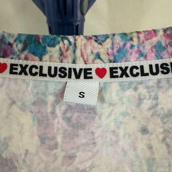 Floral V-Neck Women Top - Picture 2 of 3